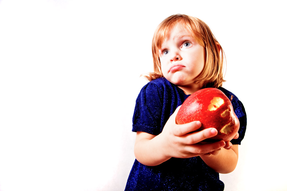 Kind mit Apfel in den Händen